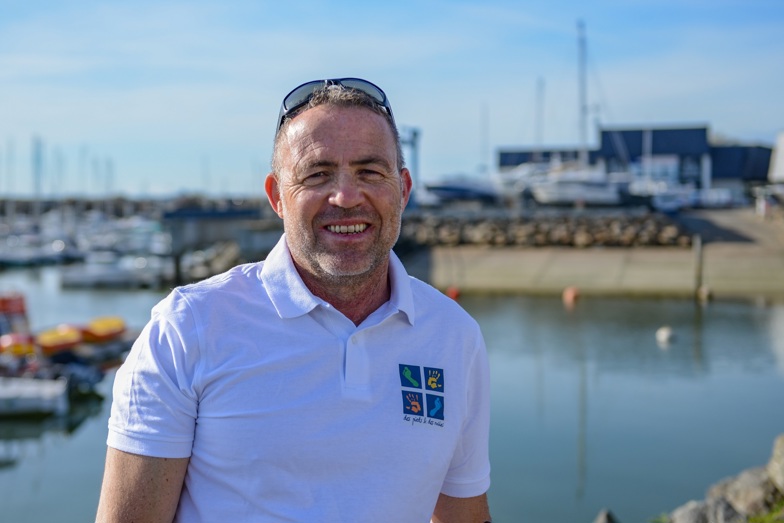 Portrait de Benoit David avec un port en arrière plan