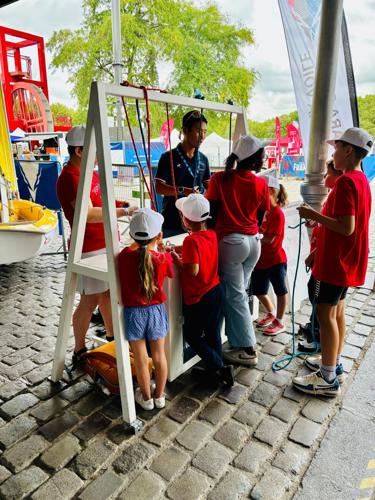 un groupe d'élèves en train d'apprendre les noeuds marins