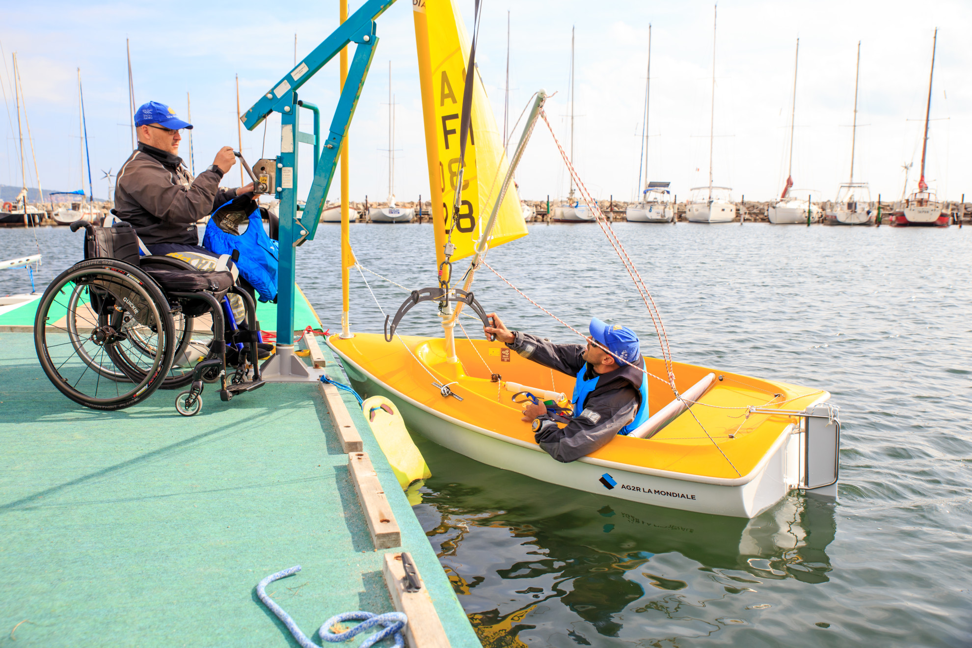 une personne ne fauteuil embarque dans un hansa
