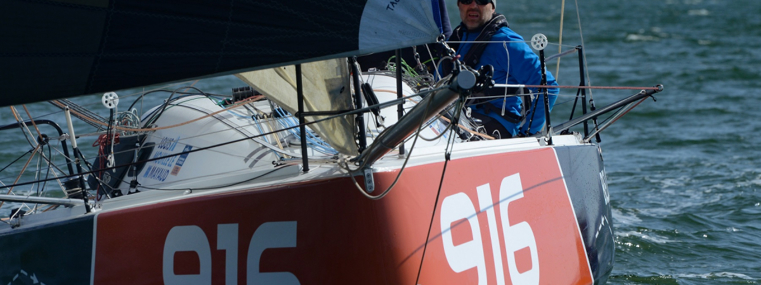 Benoit David, debout sur le pont d'un voilier