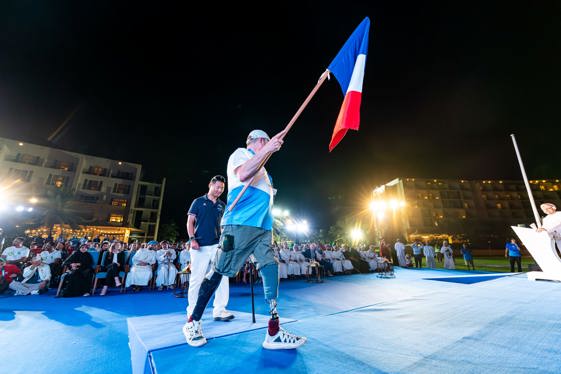 Luc et Gauthier tenant le drapeau français